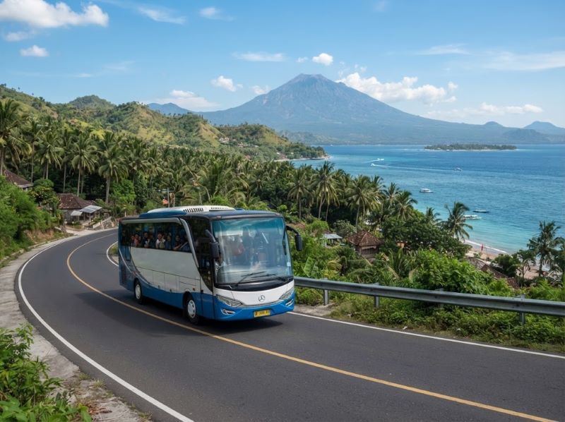 rombongan wisata di jalan utama Lombok