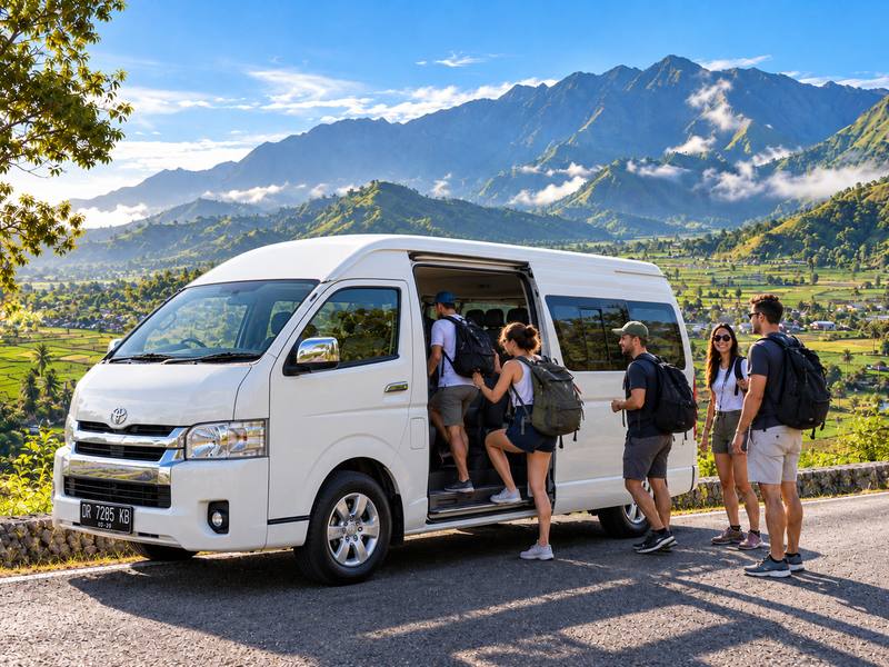 rombongan wisata menuju kawasan Sembalun dengan Hiace