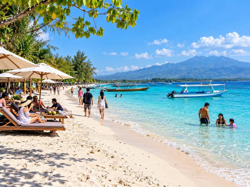 wisatawan menikmati pantai Gili Air