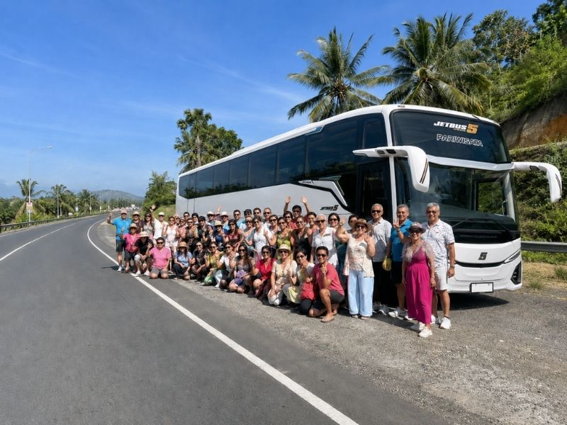sewa big bus driver bbm lombok