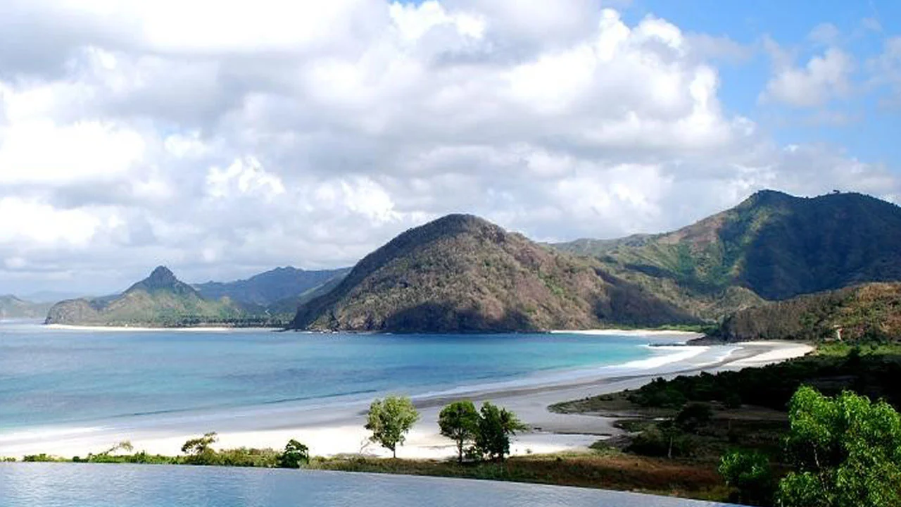 wisata Pantai Selong Belanak