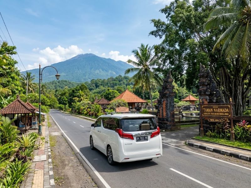 Alphard untuk honeymoon di Lombok