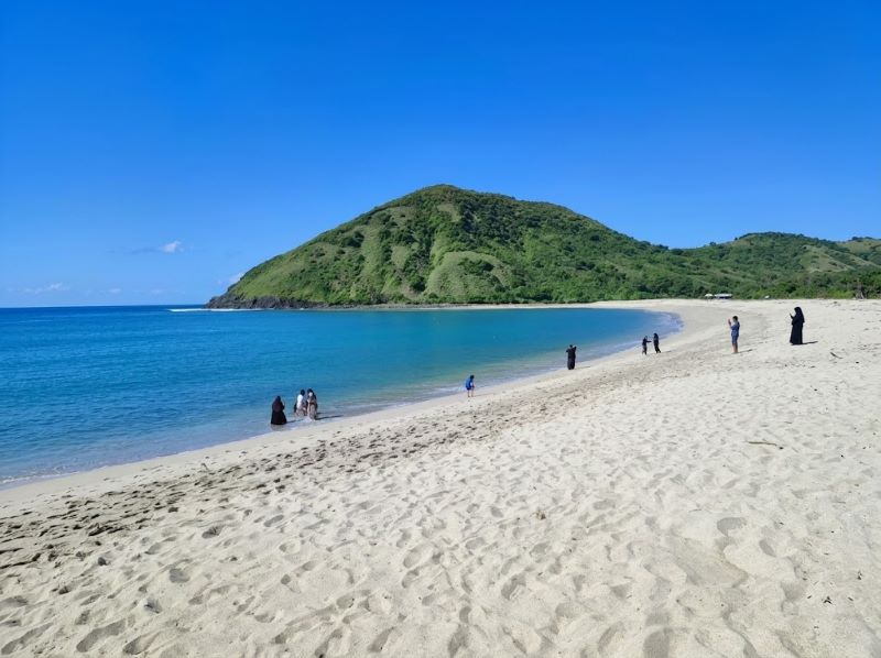 paket wisata Pantai Mawun