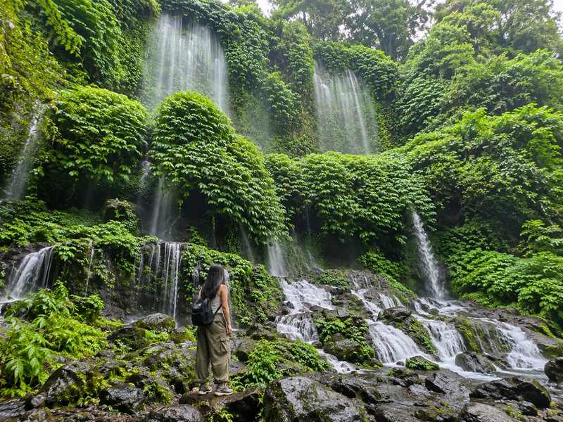 wisatawan menikmati air terjun benang kelambu lombok