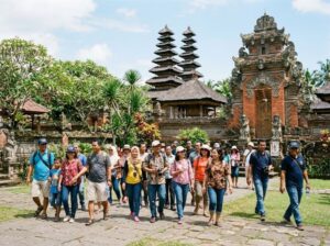 Pura Lingsar untuk rombongan wisata di Lombok Barat