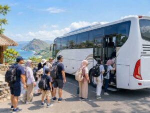 bus untuk rombongan keluarga besar di Lombok